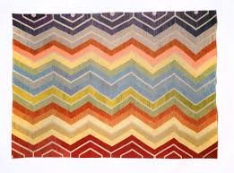שטיח קילים צבעוני של שטיחי ז'וזפון. בסלון רגוע יתן את הצבעוניות הנדרשת.